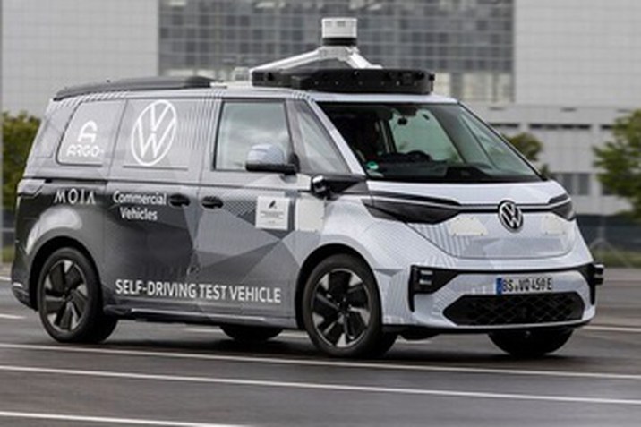 A Volkswagen Haszonjárművek, az Argo AI és a MOIA bemutatja az önvezető ID.BUZZ első prototípusát